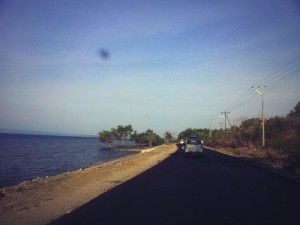 Jalanan Pulau Sumbawa ditepi pantai.