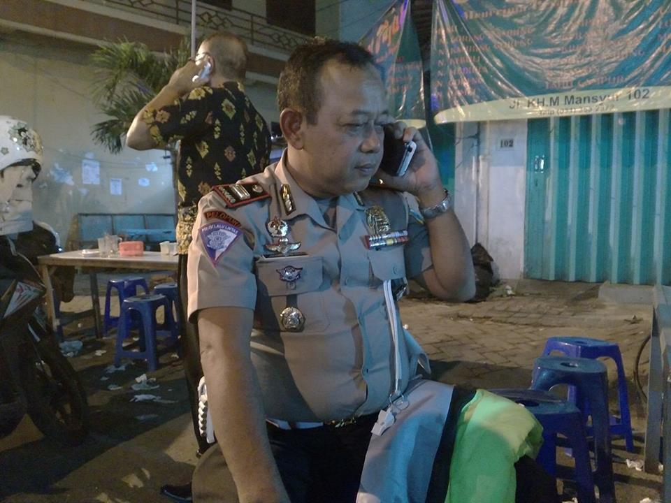 Disela obrolan, sempat menerima telpon dari Kasalantas Tanjung Perak terkait pengamanan wilayah Kenjeran menjelang UN Habitat