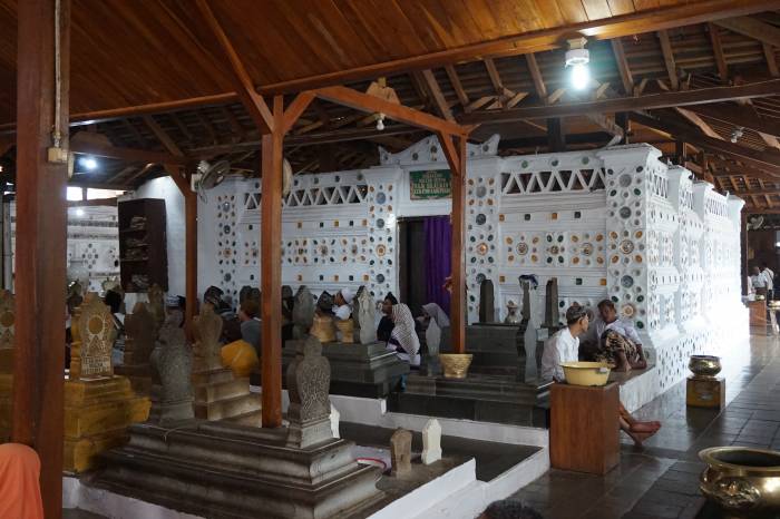 Ziarah ke makam Sunan Gunung Jati di Cirebon Jawa Barat. Hati-hati