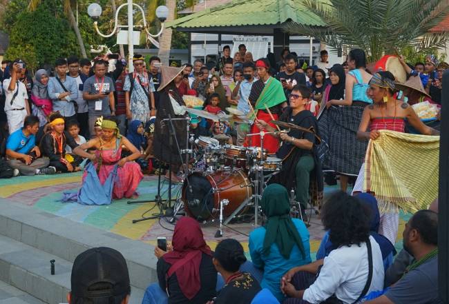 Gilang Ramadan iringi Seni Rampak Bedug di Anyer Banten