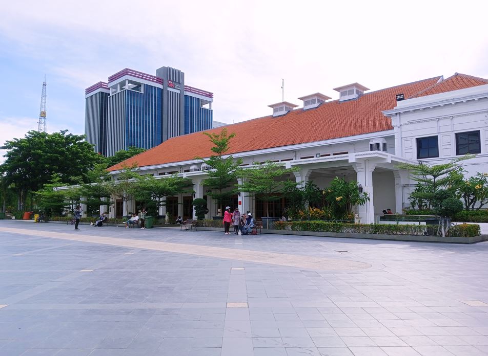 Rekreasi di Alun-alun Surabaya